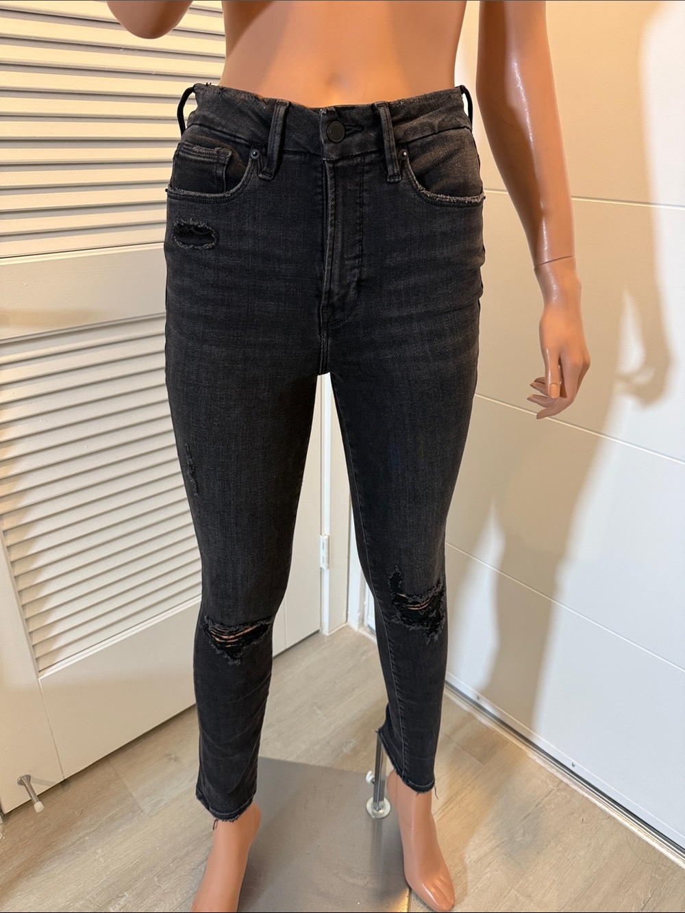 Good American size 6 High-Rise Black Distressed Skinny Jeans - Women